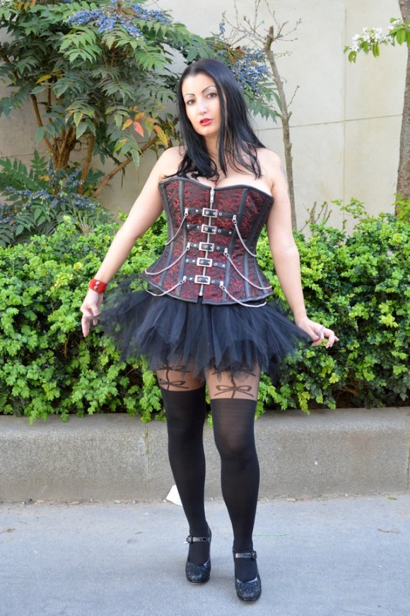 Blog mode Mélo l'imparfaite corset gothique rouge et noir boucles