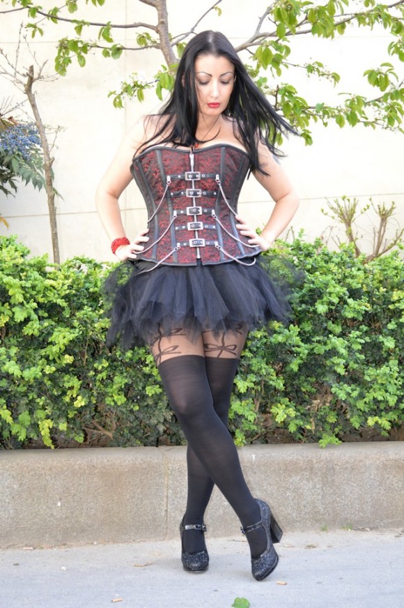 Blog mode Mélo l'imparfaite corset gothique rouge et noir boucles tutu court noir