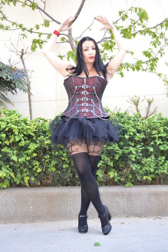 Blog mode Mélo l'imparfaite corset gothique rouge et noir boucles tutu danseuse