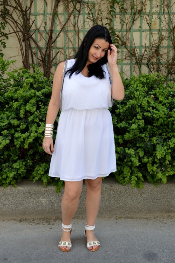 Blog mode Princesse boutique robe blanche style grecque et sandales blanches bracelet manchette milm