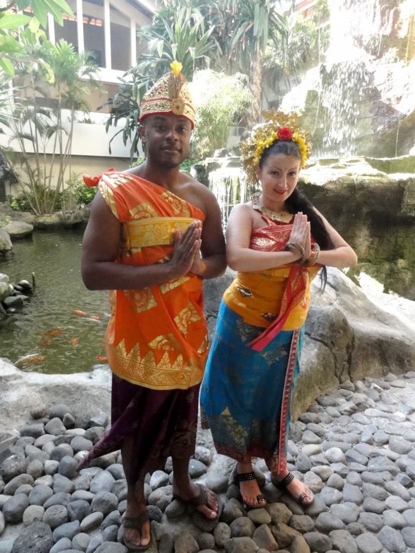 Blog voyage Mélo l'imparfaite costume traditionnel balinais couple