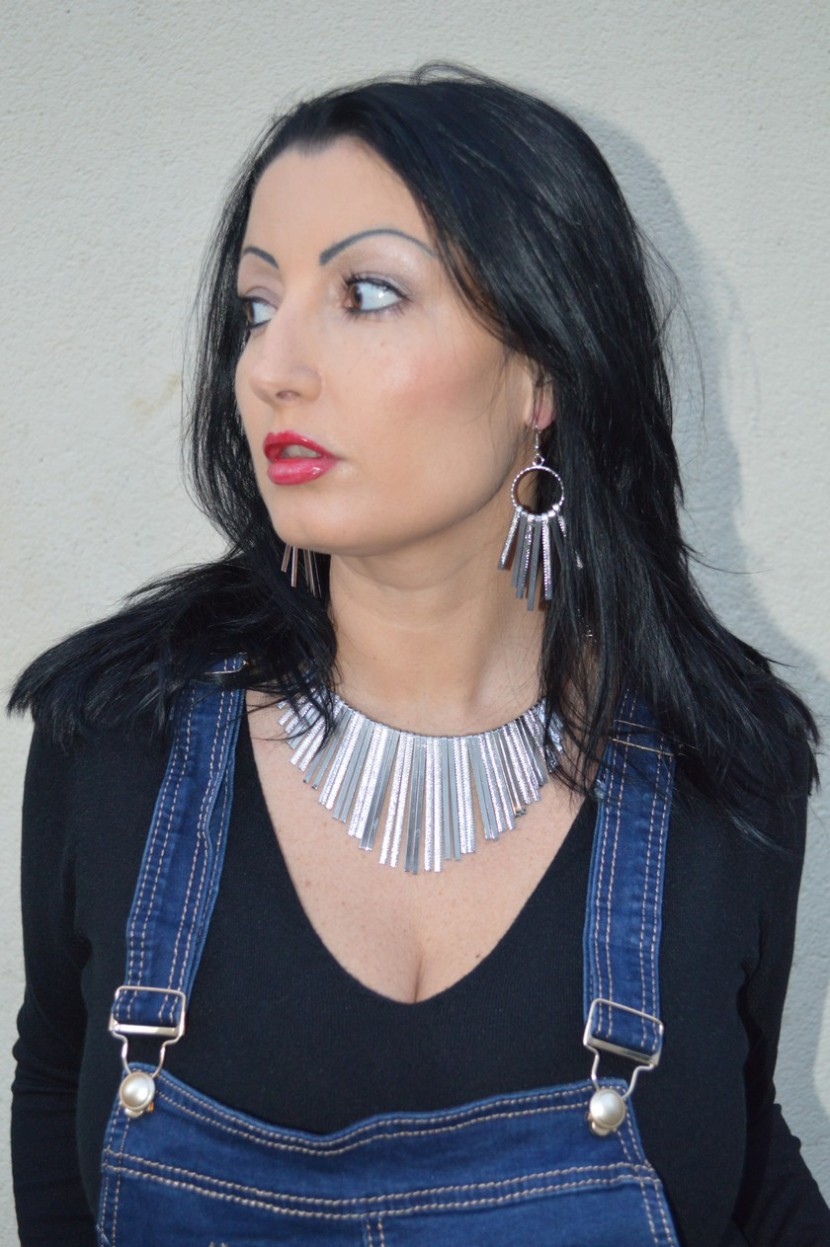 Blog mode melolimparfaite portrait salopette en jean collier en métal pull ailes