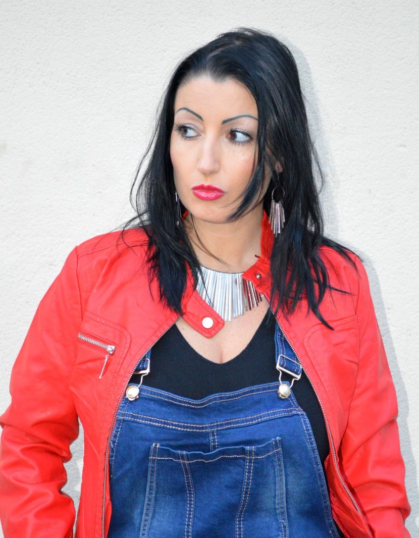 Blog mode melolimparfaite veste rouge salopette en jean collier en métal pull ailes