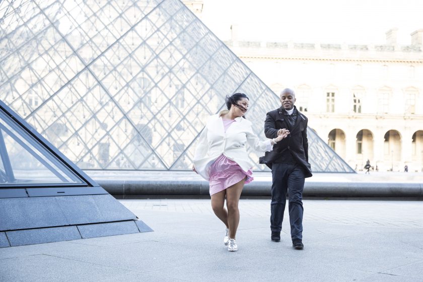 Blog lifestyle melolimparfaite shooting en couple hold my hand melo et el Banjo Pyramide du Louvre