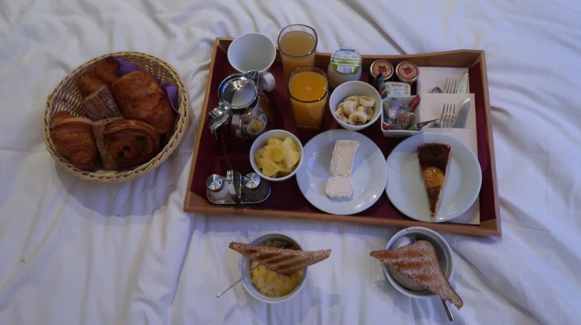 Blog lifestyle Melolimparfaite petit dejeuner au lit Hotel secret de paris